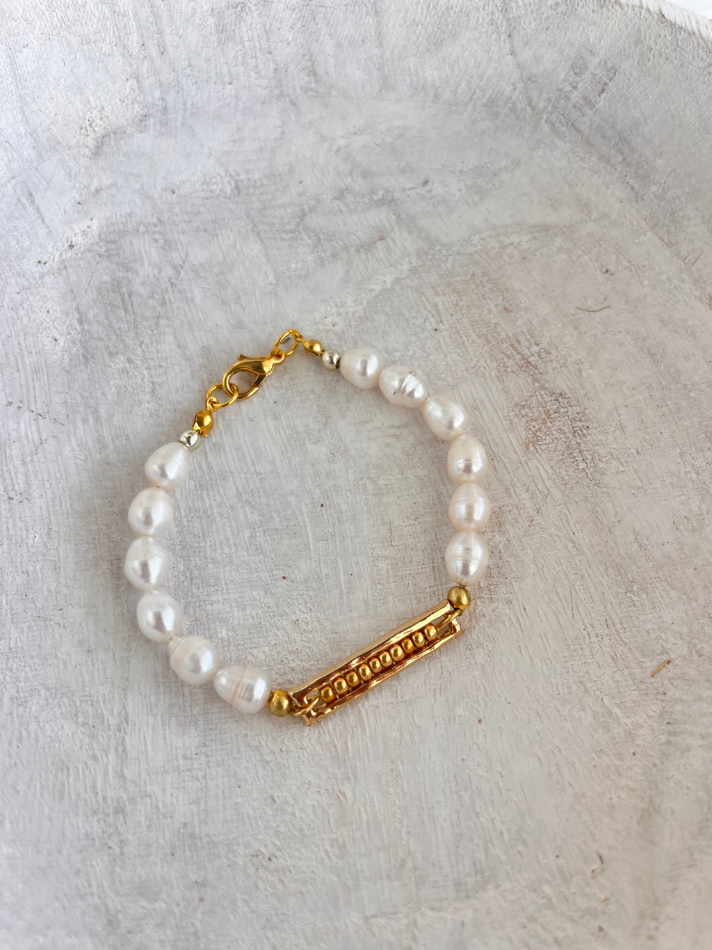 'Nàima' | Minimalist Bracelets in Paperclip Chains and Dainty Natural Stones