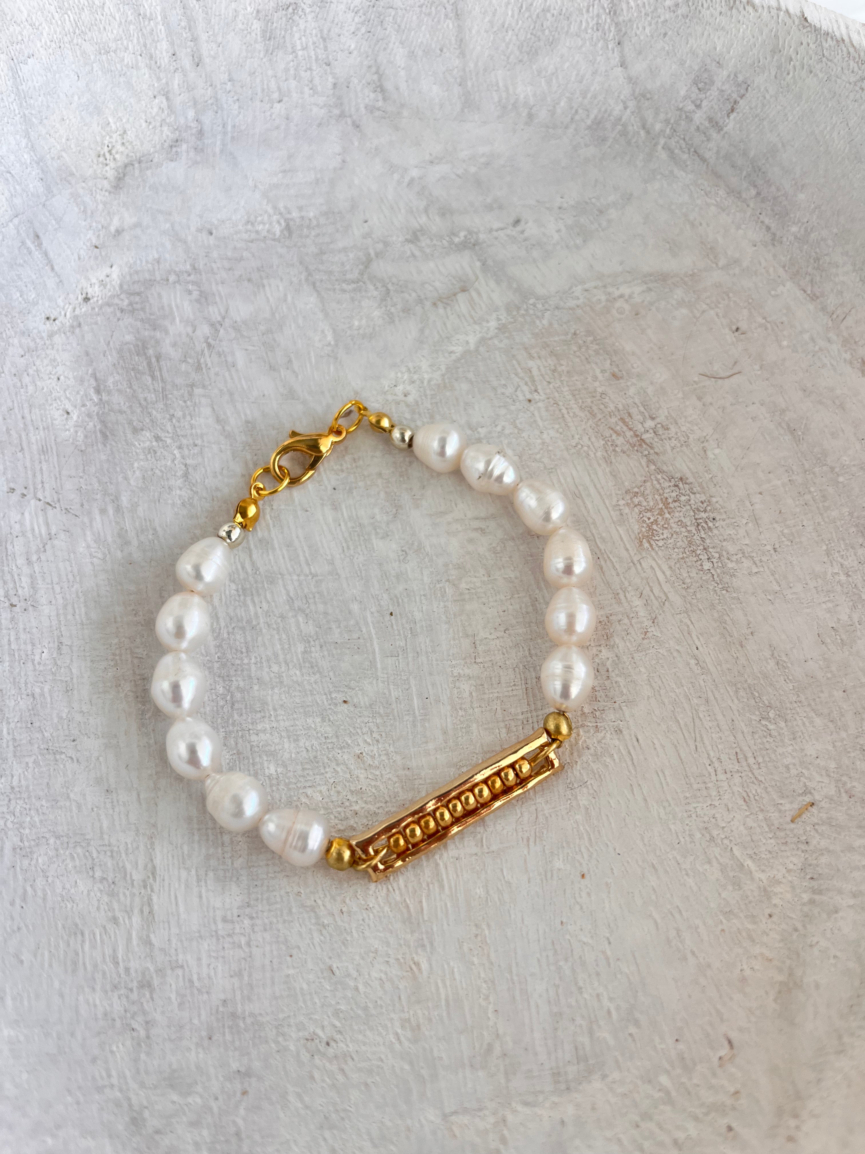 'Nàima' | Minimalist Bracelets in Paperclip Chains and Dainty Natural Stones