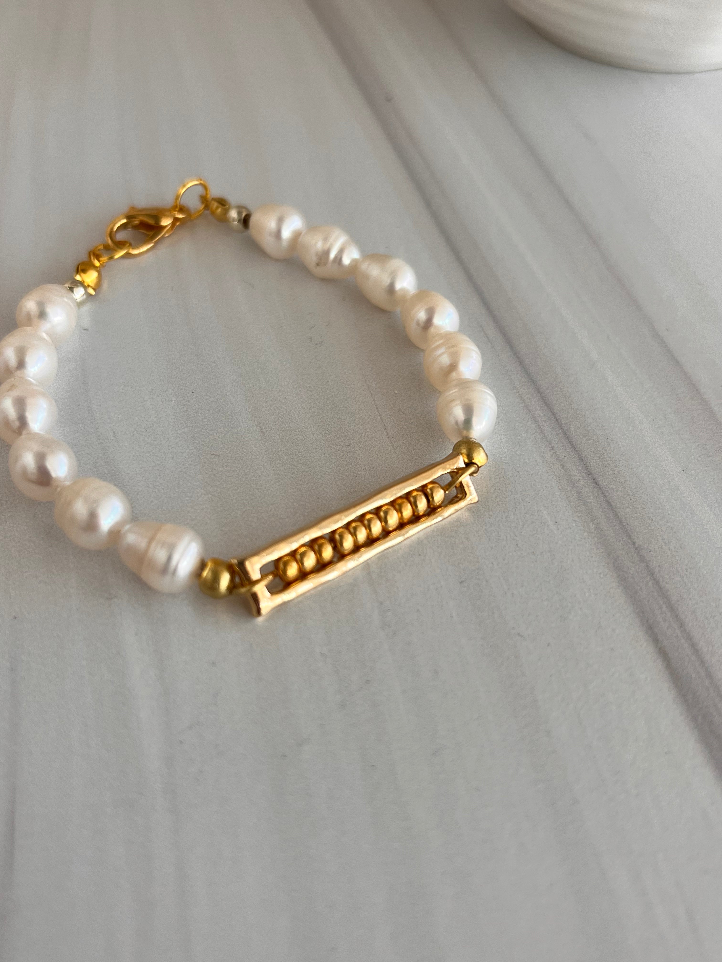 'Nàima' | Minimalist Bracelets in Paperclip Chains and Dainty Natural Stones