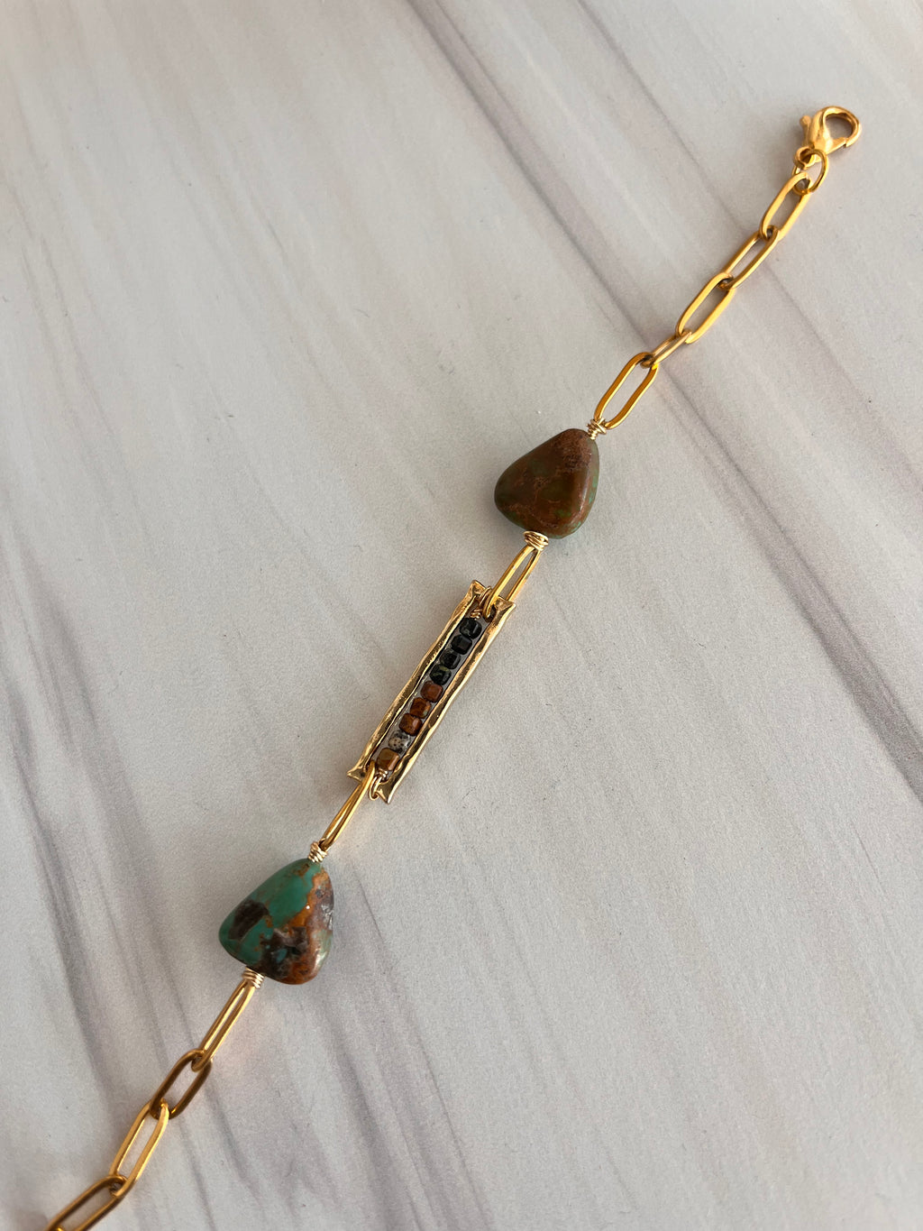 'Nàima' | Minimalist Bracelets in Paperclip Chains and Dainty Natural Stones