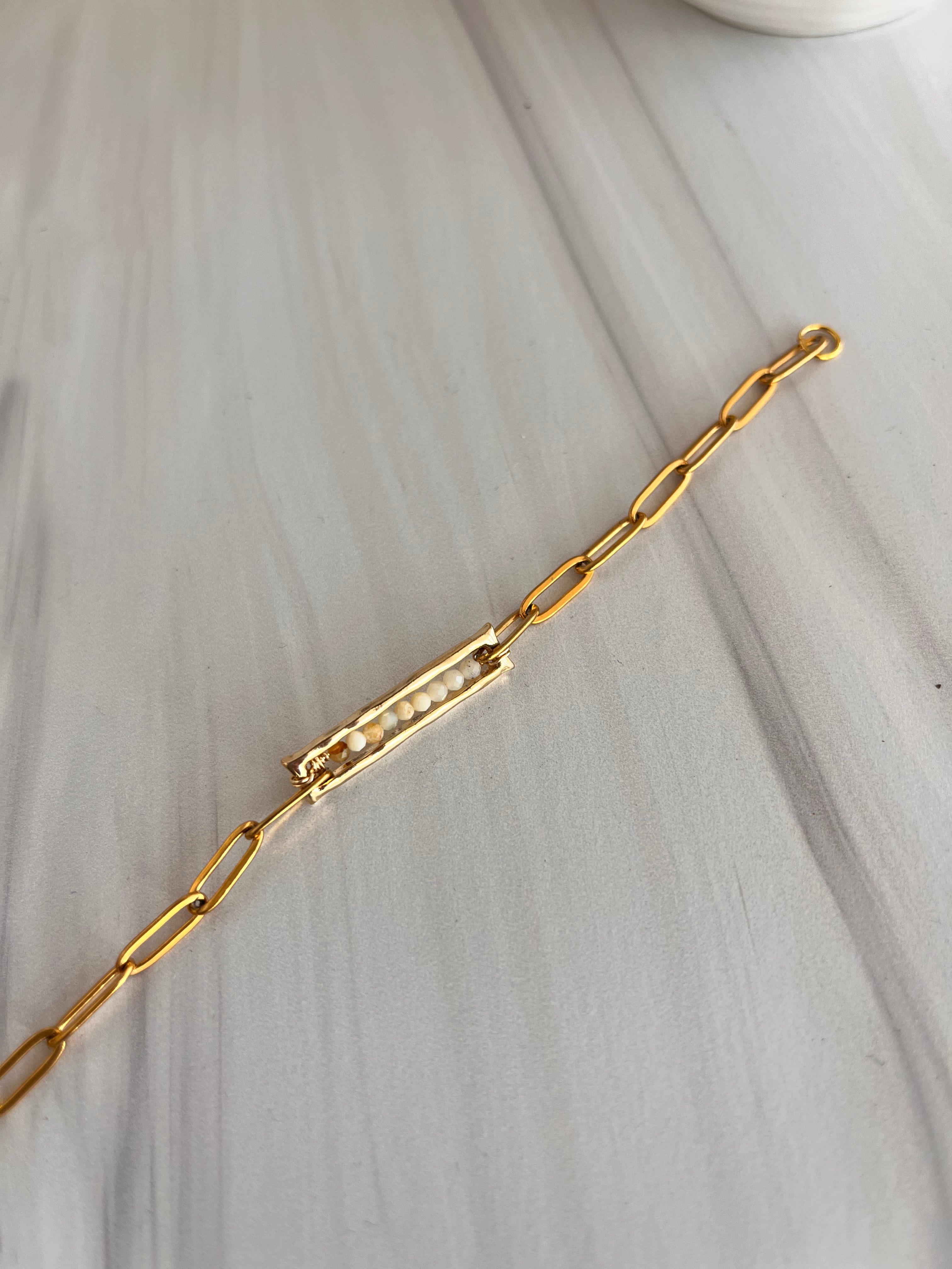 'Nàima' | Minimalist Bracelets in Paperclip Chains and Dainty Natural Stones