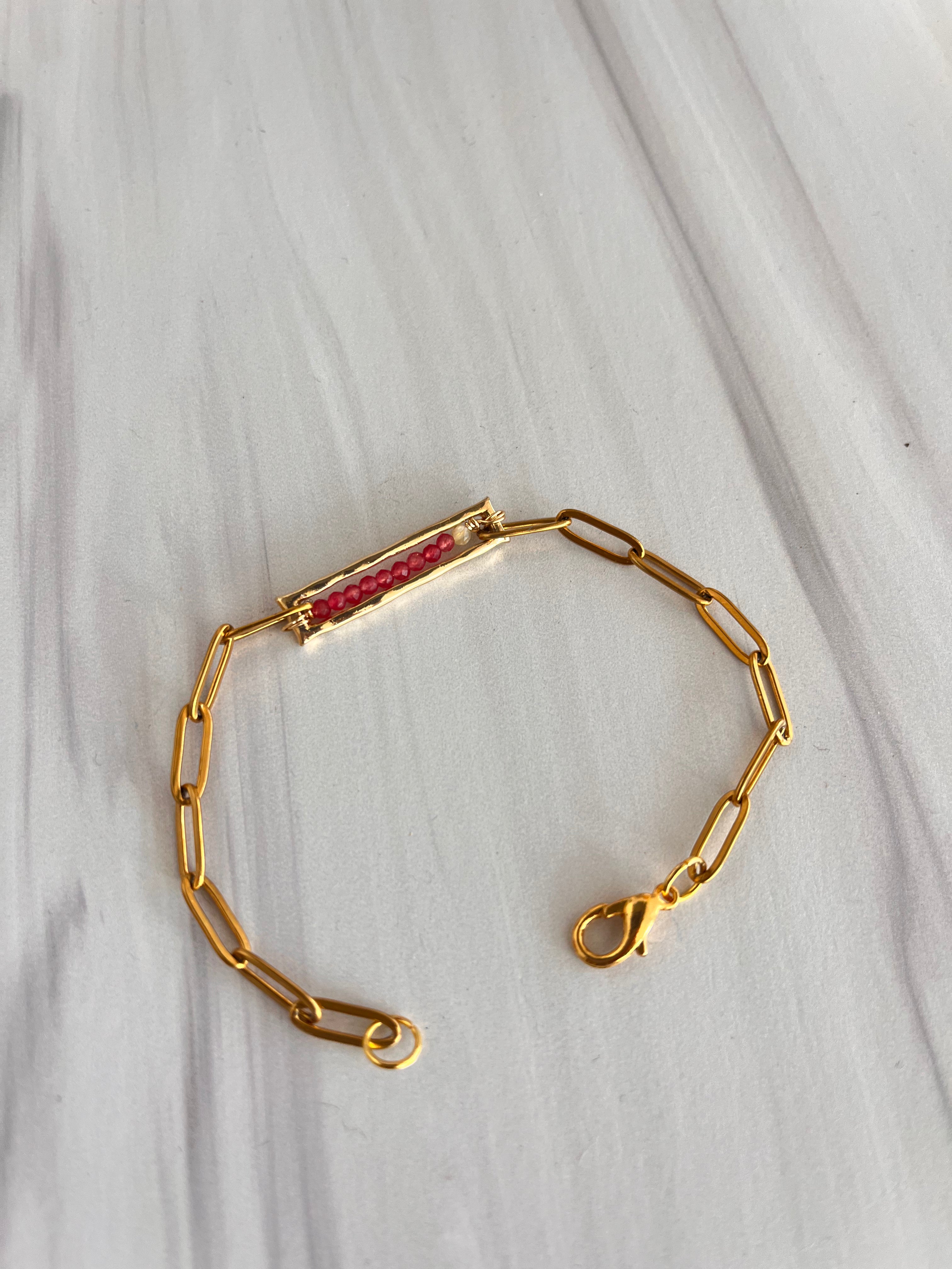 'Nàima' | Minimalist Bracelets in Paperclip Chains and Dainty Natural Stones