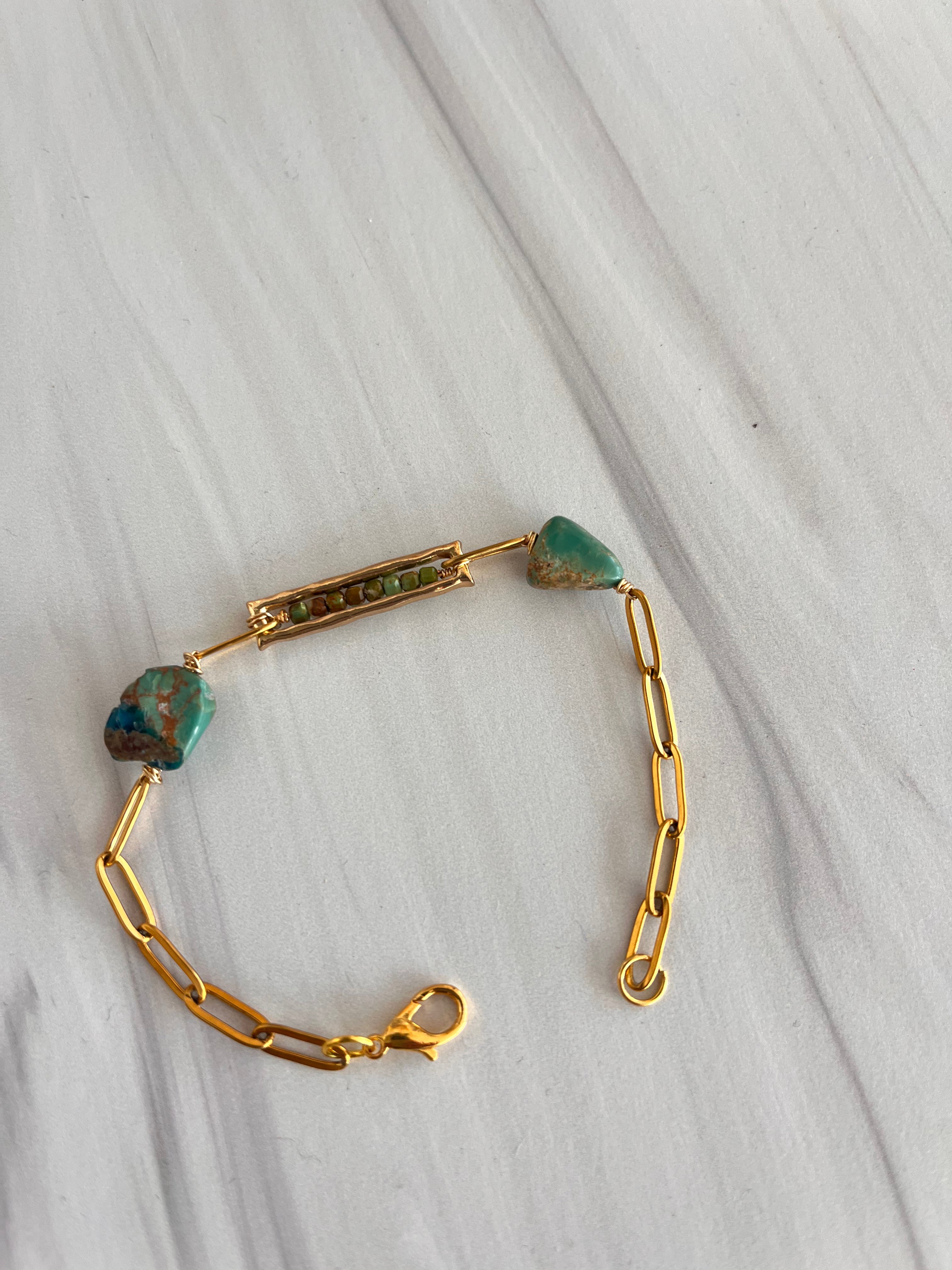'Nàima' | Minimalist Bracelets in Paperclip Chains and Dainty Natural Stones