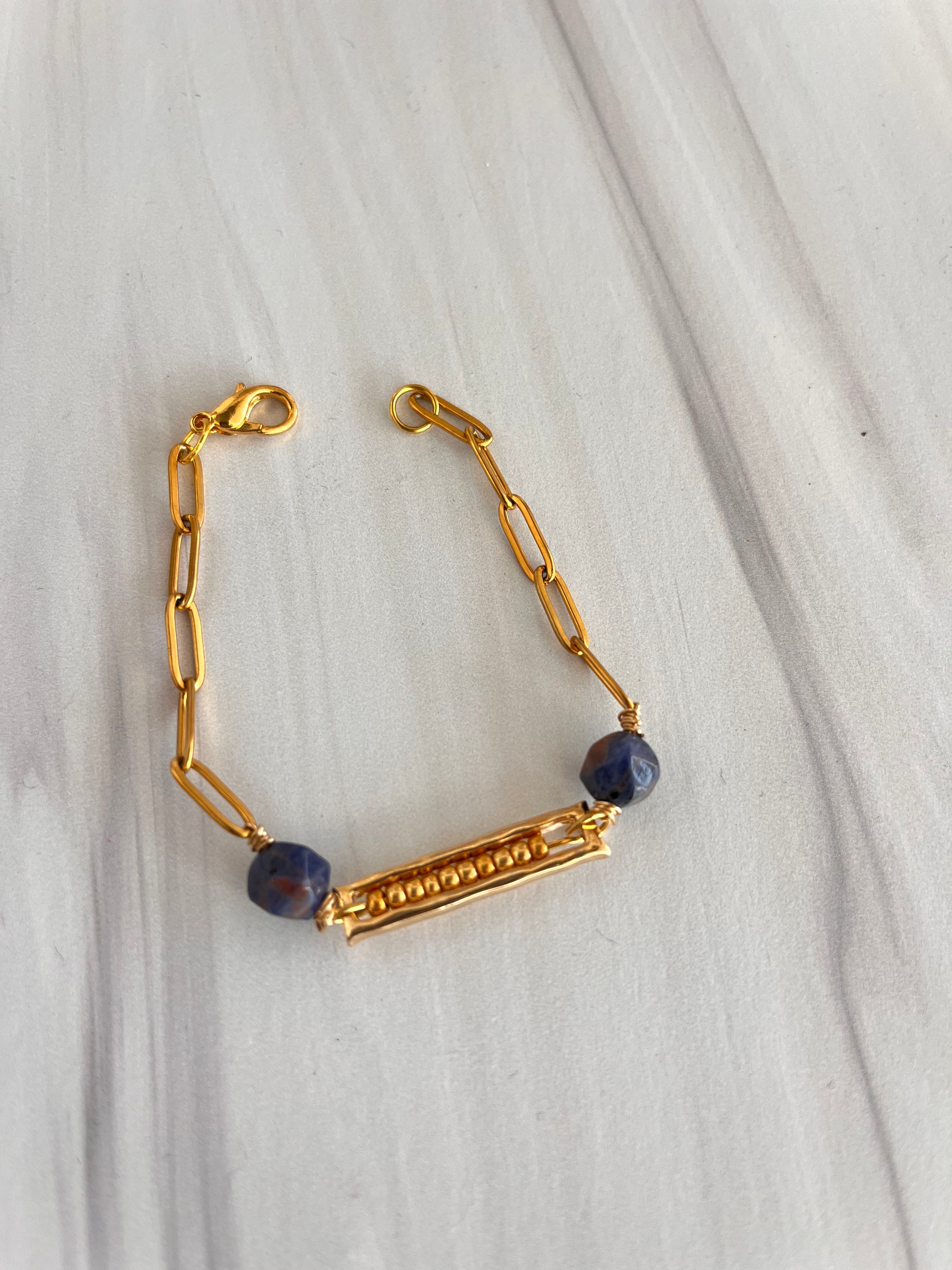 'Nàima' | Minimalist Bracelets in Paperclip Chains and Dainty Natural Stones