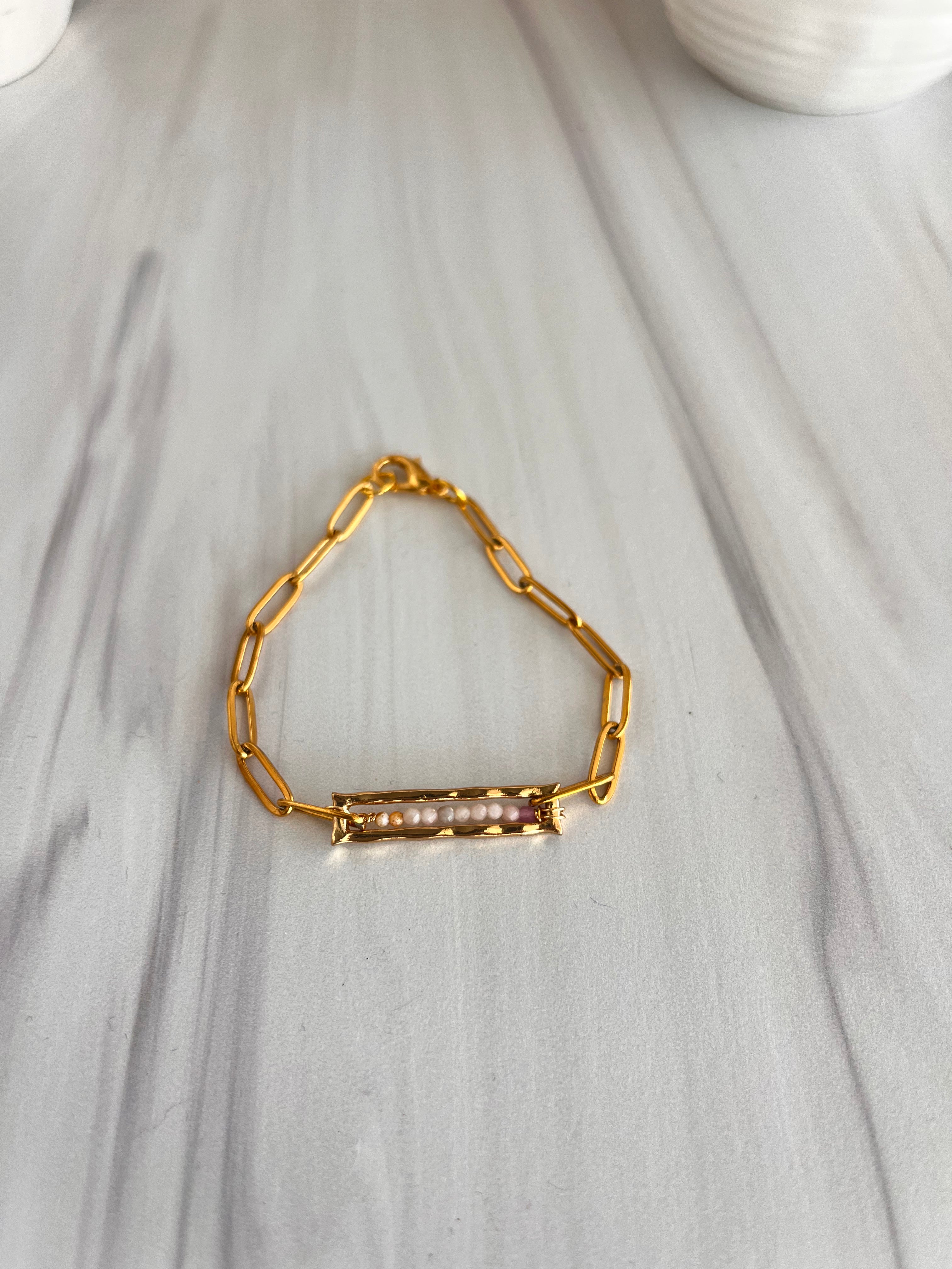 'Nàima' | Minimalist Bracelets in Paperclip Chains and Dainty Natural Stones
